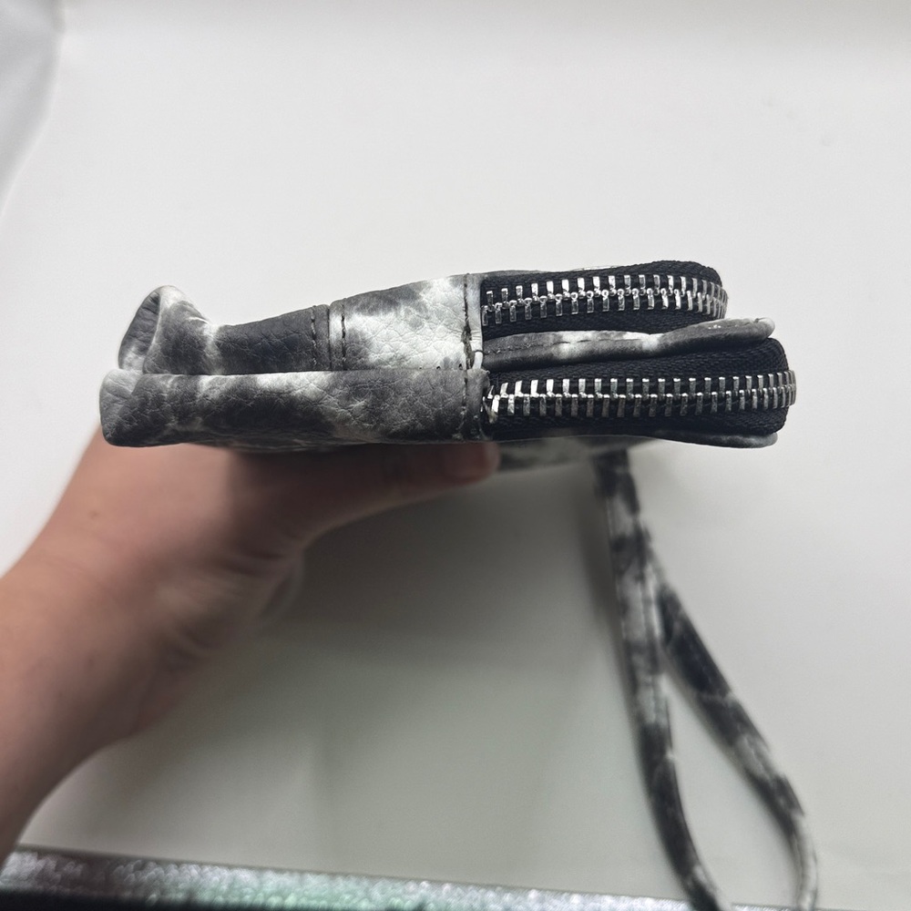 Steve Madden Monochrome Gray White Tie Dye Wristlet Bag Purse Wallet - Picture 7 of 12